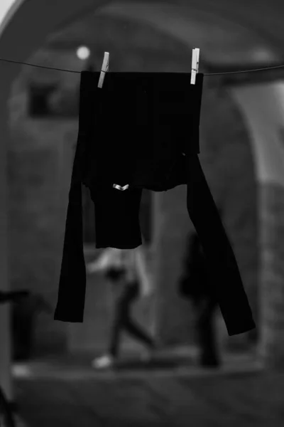 Disparo Vertical Suéter Negro Colgado Alambre Contra Fondo Borroso Escala — Foto de Stock