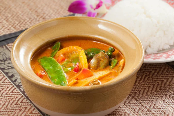 Zbliżenie Strzał Thai Curry Zupa Warzywami Ceramicznym Żółtym Naczyniu Stole — Zdjęcie stockowe