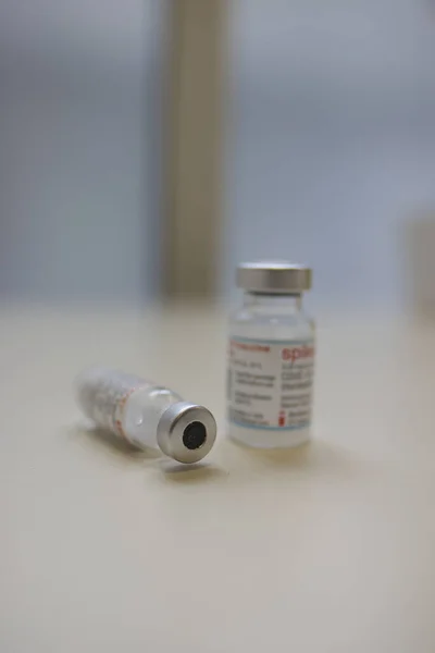 Nahaufnahme Neuer Covid Impfstoffflaschen Auf Einem Tisch — Stockfoto