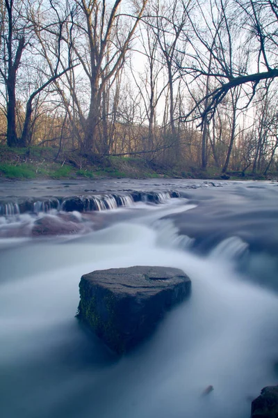 Una Lunga Esposizione Del Fiume Che Scorre Circondato Alberi Foglia — Foto Stock