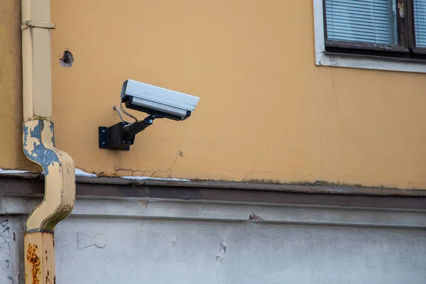 Detailní Záběr Žluté Stěny Připojenou Bezpečnostní Kamerou — Stock fotografie