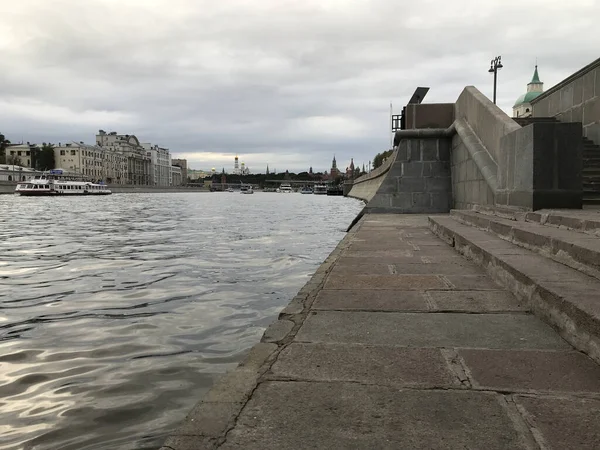 Flod Stad Molnig Dag — Stockfoto