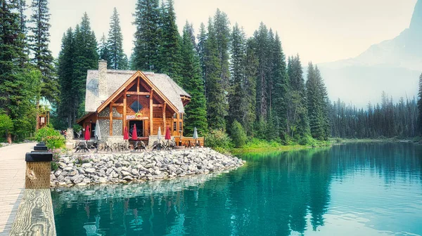 Veduta Una Piccola Casa Campagna Con Terrazza Sulla Riva Lago — Foto Stock