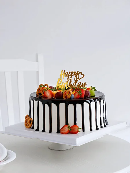 Bolo Chocolate Morango Com Sinal Aniversário Feliz Uma Mesa Branca — Fotografia de Stock