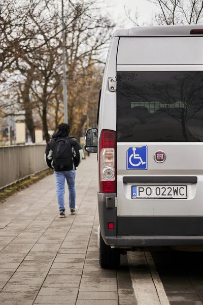 Egy Parkoló Fiat Furgon Mozgássérültek Számára — Stock Fotó