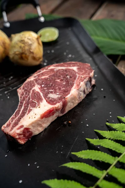 Uma Bela Dose Carne Crua Lado Das Cebolas — Fotografia de Stock