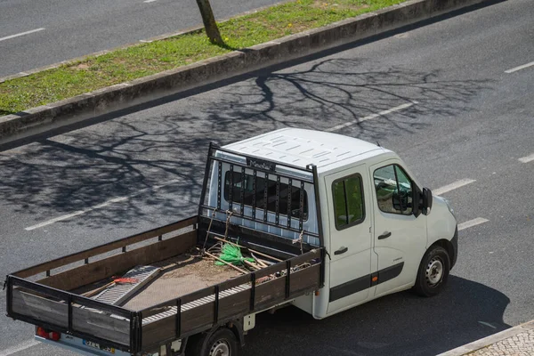 Ein Lastkraftwagen Tagsüber Der Straße Von Lissabon — Stockfoto
