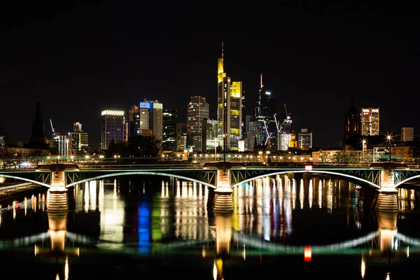 Pont Sur Main Des Bâtiments Arrière Plan Nuit Francfort Allemagne — Photo