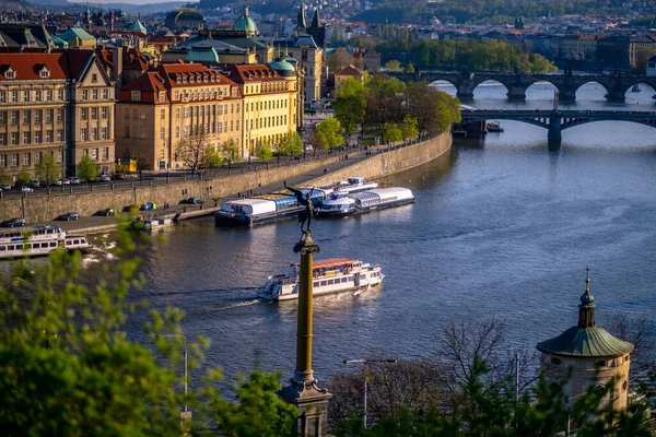Vysoký Úhel Pohledu Lodě Řece Vltavě Hlavního Města Prahy — Stock fotografie