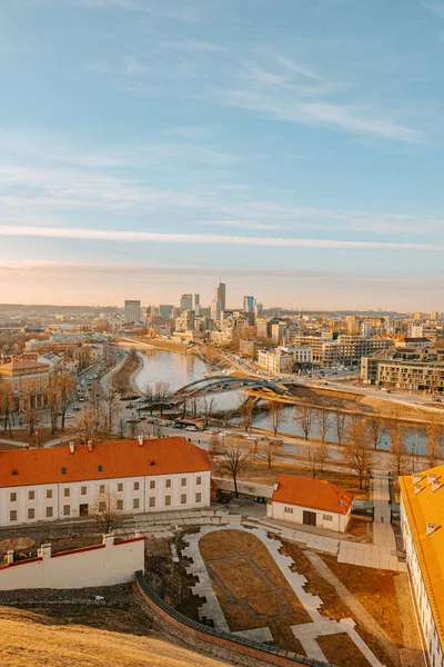 Una Toma Vertical Alto Ángulo Edificio Techo Rojo Ciudad Vilna — Foto de Stock