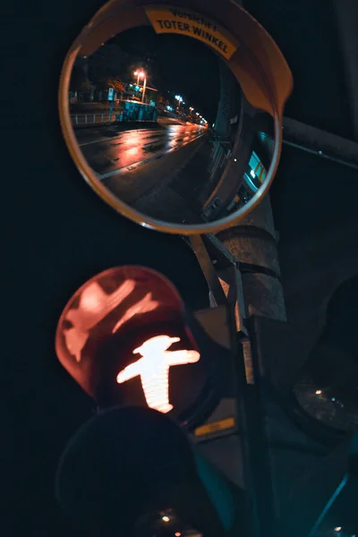 Вертикальный Снимок Красного Перекрестного Света Зеркальным Отражением Ночью — стоковое фото