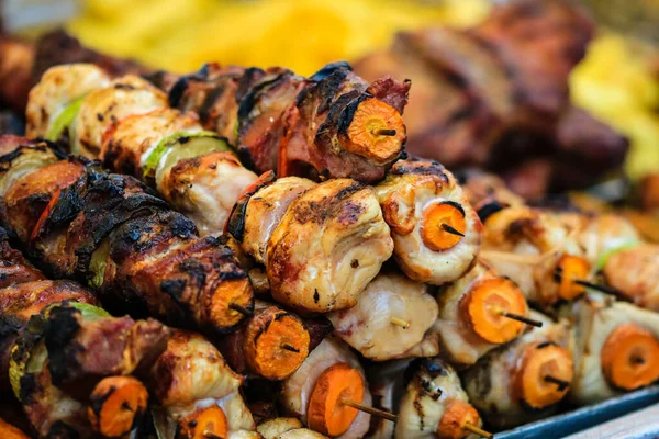 Selektivní Grilování Chutného Jídla Grilu Steakem Klobásy Festivalu — Stock fotografie