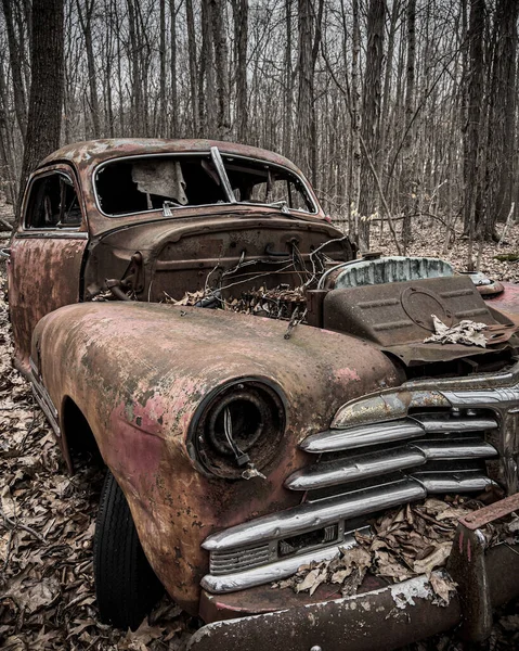 Disparo Vertical Viejo Coche Abandonado Roto Bosque —  Fotos de Stock