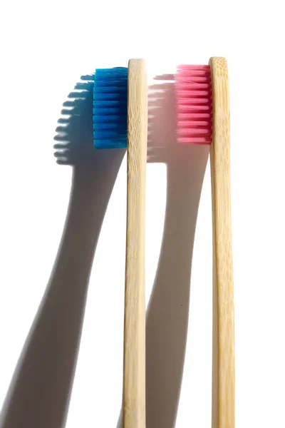 Zdjęcie Przyjaznych Dla Środowiska Bambusowych Szczoteczek Zębów Czerwonym Niebieskim Włosia — Zdjęcie stockowe