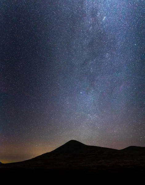 Vertical Shot Starry Night Sky Silhouette Mountain — Stock Photo, Image