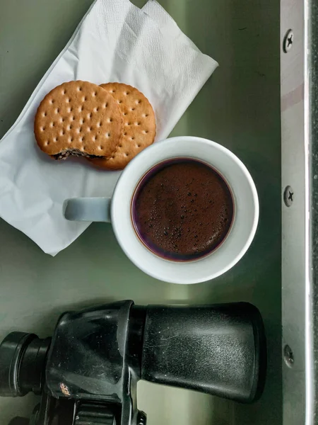 Colpo Verticale Una Tazza Caffè Biscotti Tovagliolo Revolver Segnale — Foto Stock