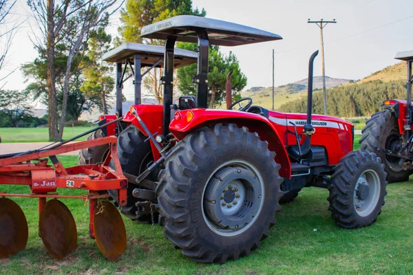 Gündüz Kırsalda Kırmızı Bir Traktör — Stok fotoğraf