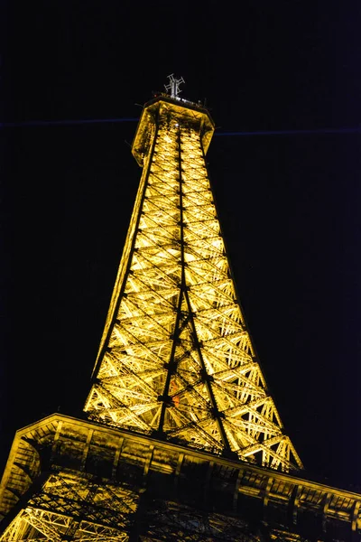 Låg Vinkel Bild Eiffeltornet Paris Frankrike Med Gyllene Ljus Natten — Stockfoto