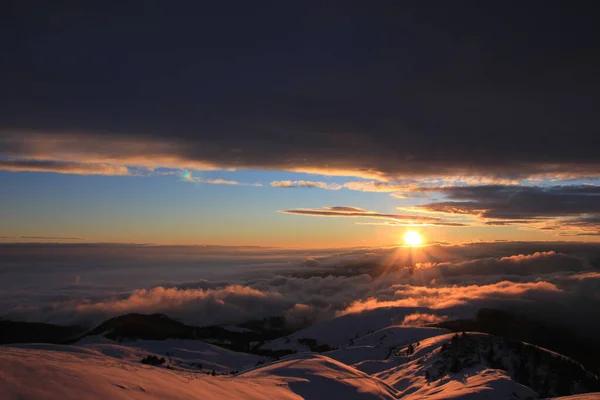 雪の山の上の魔法の夕日の景色 — ストック写真