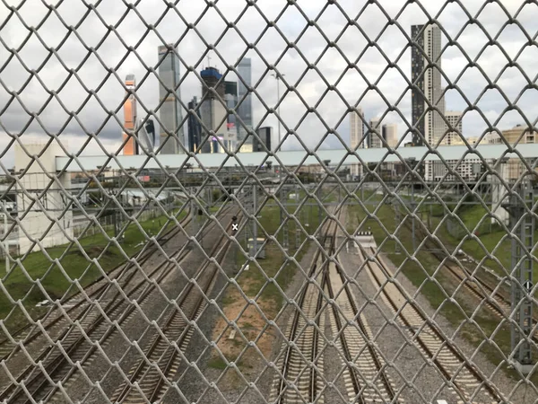 Vista Los Rascacielos Ciudad Moscú Través Una Rejilla Tomada Puente —  Fotos de Stock