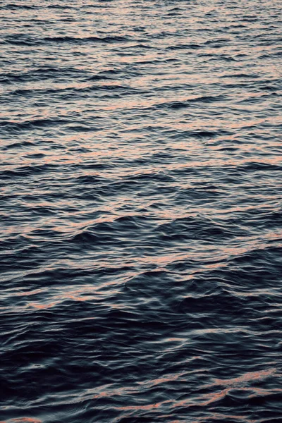 Вертикальный Снимок Морской Воды Закате — стоковое фото