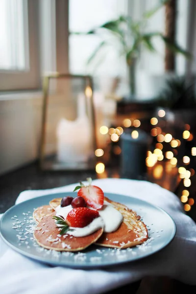 Vertikal Bild Pannkakor Med Bär Och Yoghurt — Stockfoto