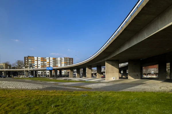 Arnhem Onderlangs交叉口环状立交桥 从混凝土建筑下方看到 与充满活力的蓝天相映成趣 — 图库照片