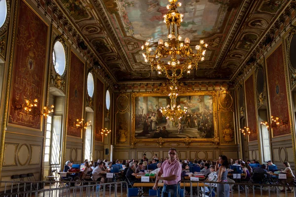 Beautiful Shot People Having Meals Adorned Large Hall Historical Paintings — Stock Photo, Image
