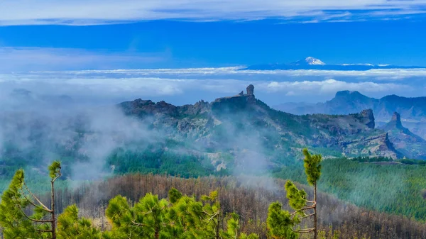 Eine Steinerne Burgmauer Auf Hohen Hügeln Mit Einem Wolkenverhangenen Berg — Stockfoto