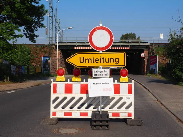 一个街道标志 Umleitung 的视图 在这条街的中央 靠着一座桥和蓝天 — 图库照片