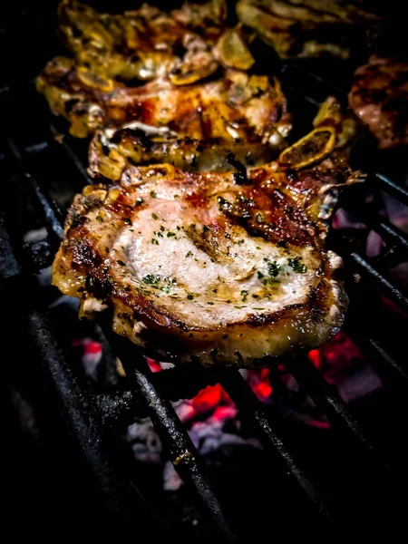 グリルで焼く肉ステーキの垂直ショット — ストック写真