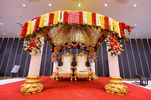 Een Indiaanse Traditionele Bruiloft Mandap Met Kleurrijke Bloemen — Stockfoto