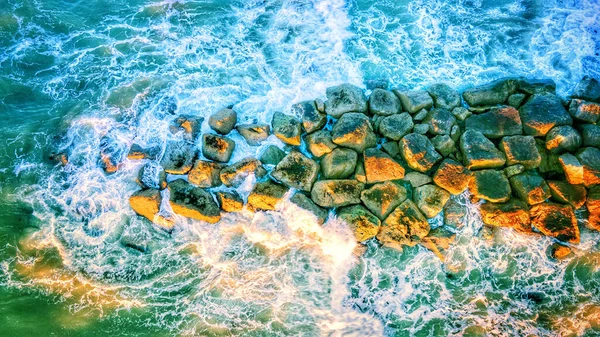 Okyanustaki Taşların Üzerinde Gün Doğumunun Güzel Bir Görüntüsü — Stok fotoğraf