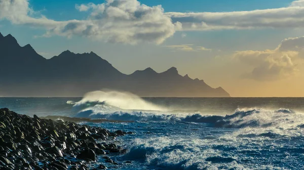 Piękny Widok Duże Fale Oceaniczne Oceanu Atlantyckiego Gran Canarii Hiszpania — Zdjęcie stockowe