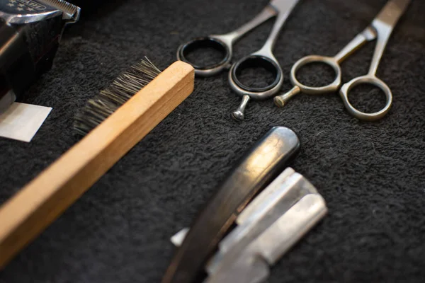 Closeup Shot Hair Cut Barbershop Scissors Brush Shaving Knife Towel — Stock Photo, Image