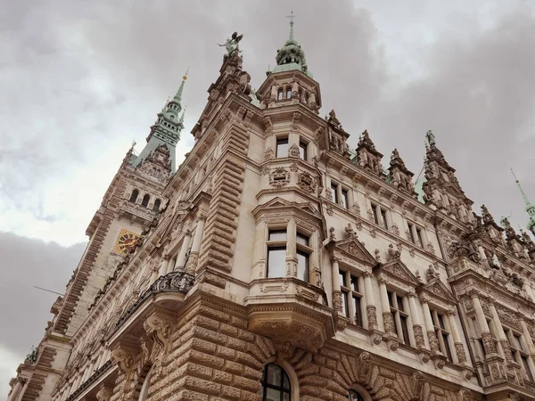 Primo Piano Antico Edificio Con Uno Sfondo Cielo Nuvoloso — Foto Stock