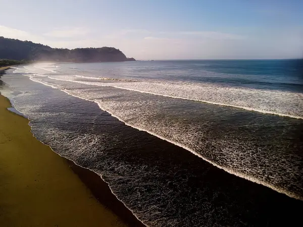 Una Impresionante Foto Hermoso Mar Ondulado Junto Una Playa Con — Foto de Stock