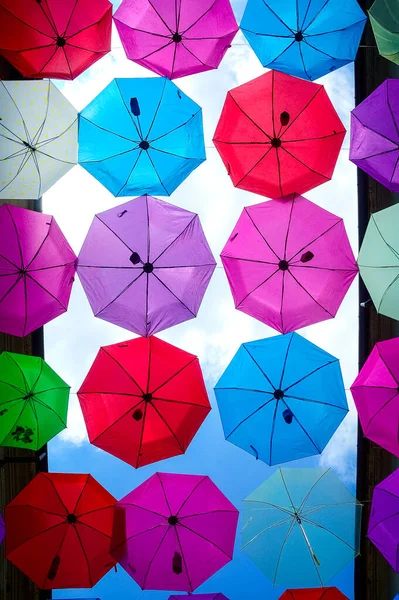 Ein Blick Von Unten Auf Bunte Regenschirme Die Auf Der — Stockfoto