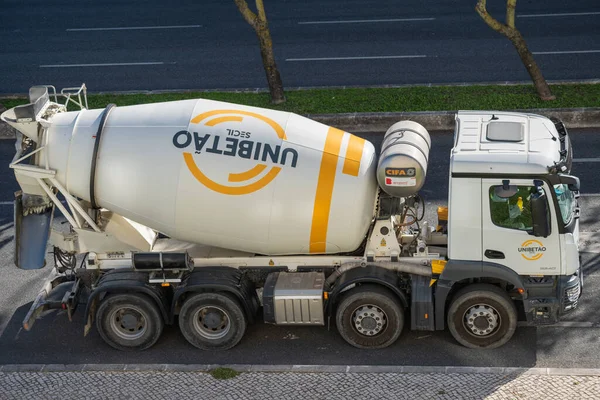 Caminhão Misturador Concreto Branco Dirigindo Rua Lisboa — Fotografia de Stock