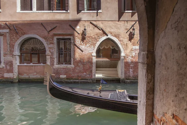 Uma Gôndola Canal Veneziano Itália — Fotografia de Stock