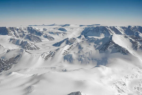 Eine Luftaufnahme Weißer Berge Der Antarktis — Stockfoto