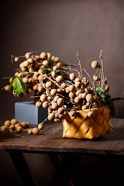 木のテーブルの上に新鮮な龍の果物の選択的なフォーカスショット — ストック写真