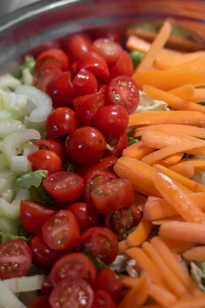 Uma Saladeira Cheia Legumes Frescos Picados Finos — Fotografia de Stock