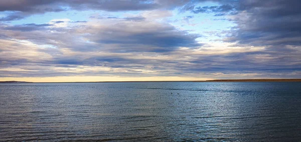Uma Vista Serena Oceano Azul Nascer Sol — Fotografia de Stock