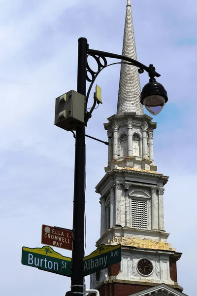 Eine Vertikale Aufnahme Eines Laternenpfahls Mit Straßenschildern Hartfold Connecticut Usa — Stockfoto