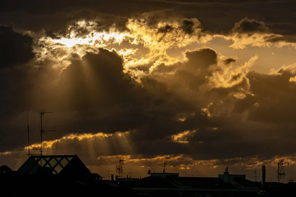 Dramatisk Utsikt Över Mörka Moln Den Färgglada Himlen Solnedgången — Stockfoto