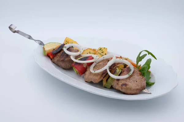Eine Nahaufnahme Von Barbecue Gericht Auf Einem Weißen Teller — Stockfoto