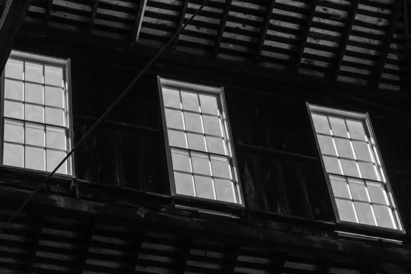 Eine Graustufenaufnahme Von Eingesperrten Fenstern Einem Gebäude — Stockfoto