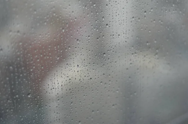Eine Anzahl Von Regentropfen Die Aus Einem Fenster Fallen — Stockfoto