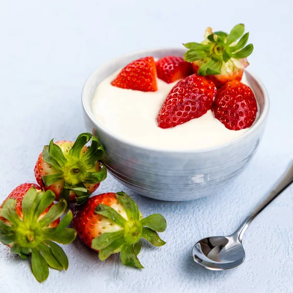 Closeup Shot Cream Dessert Strawberry Fruit Bowl Cockies Blue Background — Stock Photo, Image